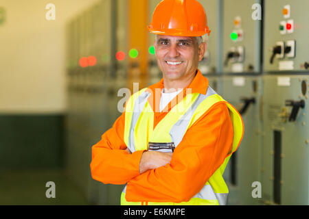 Porträt der schönen mittleren Alter Elektroingenieur mit Armen kreuzten sich im Kontrollraum Stockfoto