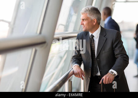 nachdenklich senior Business-Reisenden am Flughafen Stockfoto