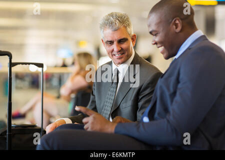 zwei professionelle Geschäftspartner am Flughafen warten auf ihren Flug Stockfoto