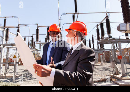 zwei Geschäftsleute arbeiten im Kraftwerk Stockfoto