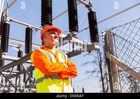 Senior Kraftwerk Techniker mit verschränkten im Umspannwerk Stockfoto