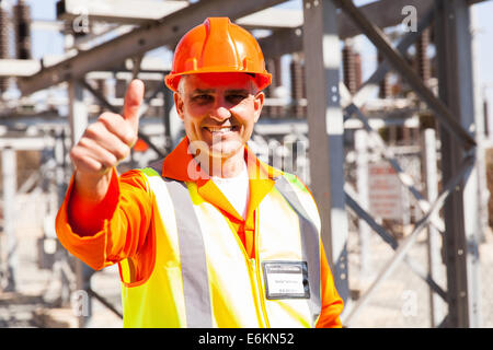 glücklich senior macht Unternehmen Techniker Daumen aufgeben im Umspannwerk Stockfoto