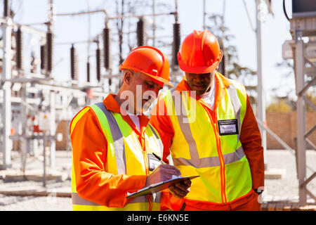 professionelle leitender Techniker und Elektrotechniker in Zwischenablage im Umspannwerk schreiben Stockfoto