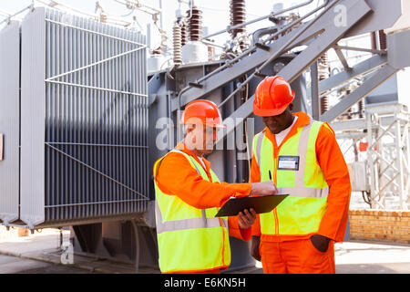 Elektroingenieure diskutieren arbeiten im Kraftwerk Stockfoto