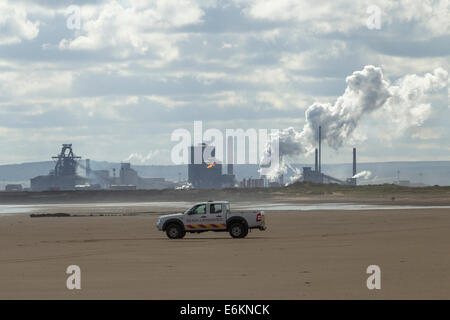 Dienstag, 26. August 2014 Seaton Carew in der Nähe von Hartlepool, Nord-Ost-England, Vereinigtes Königreich. Wetter: Rettungsschwimmer am leeren Strand von Seaton Carew mit Redcar Stahlwerk im Hintergrund als ein cooles Ostwind der Nordsee Heringe Temperaturen wieder auf luftigen Post Feiertag Dienstag an der Nord-Ostküste Stockfoto