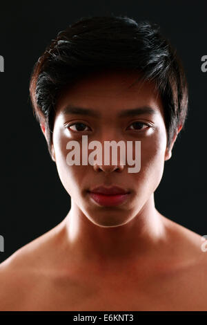 Closeup Portrait eines jungen asiatischen Mannes Stockfoto