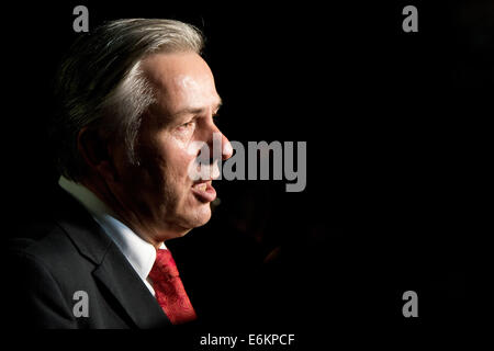 (DATEI) Ein Archiv, datiert 23. Oktober 2013, Bild Berlins Regierender Bürgermeister Klaus Wowereit im Gespräch mit Journalisten nach einer Aufsichtsratssitzung des künftigen Willy Brandt Airport (BER) in Berlin, Deutschland. FOTO: MAURIZIO GAMBARINI/DPA Stockfoto