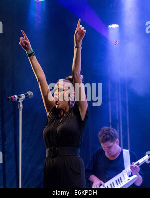 Helmsley, Yorkshire, Großbritannien. 24. August 2014. Als Headliner Sonntag bei Galtres Parklands Festival 2014 Helmsley, North Yorkshire. Bildnachweis: Daniel Easton/Alamy Live-Nachrichten Stockfoto