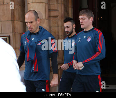 FC Bayern München verlassen ihr Hotel in London für eine Trainingseinheit bei QPRs Loftus Road Stadion, bevor das heutige Champions League Spiel gegen Arsenal Featuring: Arjan Robben, Toni Kroos, Diego Contento wo: London, Vereinigtes Königreich bei: 19. Februar 2014 Stockfoto