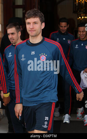 FC Bayern München verlassen ihr Hotel in London für eine Trainingseinheit bei QPRs Loftus Road Stadion, bevor das heutige Champions League Spiel gegen Arsenal Featuring: Thomas Müller, Philipp Lahm Where: London, Vereinigtes Königreich bei: 19. Februar 2014 Stockfoto