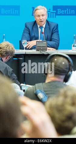 Berlin, Deutschland. 26. August 2014. Berlins Bürgermeister Klaus Wowereit (SPD) Lächeln auf einer Pressekonferenz im Roten Rathaus in Berlin, Deutschland, EZB 26. August 2014. Wowereit erklärt seinen Rücktritt bei dieser Pressekonferenz. Foto: MAURIZIO GAMBARINI/DPA/Alamy Live-Nachrichten Stockfoto