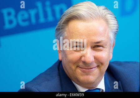 Berlin, Deutschland. 26. August 2014. Berlins Bürgermeister Klaus Wowereit (SPD) Lächeln auf einer Pressekonferenz im Roten Rathaus in Berlin, Deutschland, EZB 26. August 2014. Wowereit erklärt seinen Rücktritt bei dieser Pressekonferenz. Foto: MAURIZIO GAMBARINI/DPA/Alamy Live-Nachrichten Stockfoto