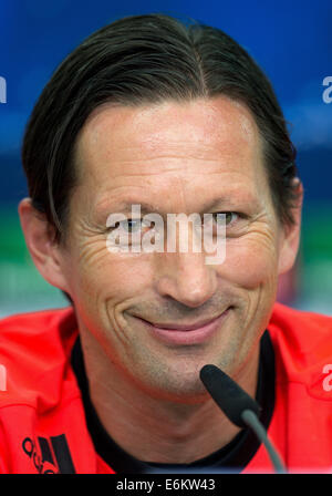 Leverkusen, Deutschland. 26. August 2014. Leverkusens Roger Schmidt beantwortet Fragen während einer Pressekonferenz in Leverkusen, Deutschland 26. August 2014. Leverkusen spielen FC Kopenhagen im Rückspiel des Champions-League-Qualifikationsspiel am 27. August 2014. Leverkusen gewann das Hinspiel gegen Dänemark 3-2. Foto: FEDERICO GAMBARINI/Dpa/Alamy Live News Stockfoto