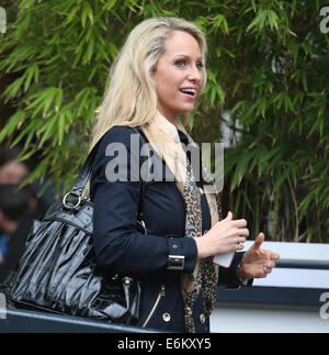 Josie Gibson außerhalb der ITV Studios mit: Josie Gibson wo: London, Vereinigtes Königreich bei: 20. Februar 2014 Stockfoto