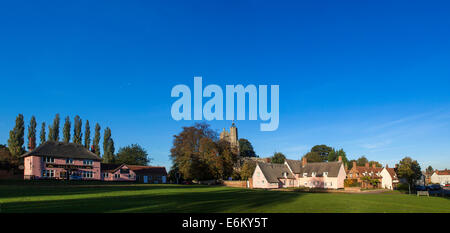 Blauer Himmel, wie die Sonne setzt sich über Cavendish in Suffolk, England Stockfoto