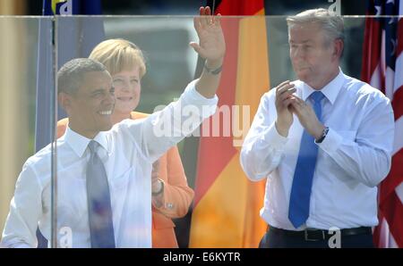 (DATEI) Ein Archiv, datiert 19. Juni 2013, Bild US-Präsident Barack Obama (L) neben Bundeskanzlerin Angela Merkel (CDU) und Berlins Regierenden Bürgermeister Klaus Wowereit (SPD) vor seiner Rede in Berlin, Deutschland. Foto: Kay Nietfeld/dpa Stockfoto