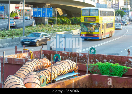 Verkehr der Fahrt entlang der Gloucester Road, Causeway Bay, Hong Kong. Stockfoto