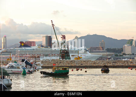 Kreuzfahrtschiff Dämpfen durch den Victoria Harbour. Causeway Bay, Hong Kong. Stockfoto