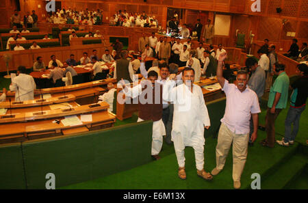 Srinagar, Kaschmir. 26. August 2014. Mitglieder des Bhartiya Janta Partei (BJP) gehen Sie eine Zeitlang in der staatlichen gesetzgebenden Versammlung in Srinagar eine Diskussion Indien Pakistan Austausch feuern letzten Monat beidseitig vier Zivilisten getötet und viele weitere verletzt wurden, einschließlich Secuirty Kräfte. Bildnachweis: Sofi Suhail/Alamy Live-Nachrichten Stockfoto