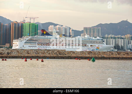 Kreuzfahrtschiff Dämpfen durch den Victoria Harbour. Causeway Bay, Hong Kong. Stockfoto