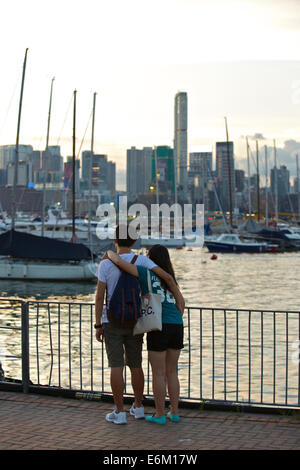 Zwei Freund zusammen an der Causeway Bay Waterfront, Hong Kong. Stockfoto