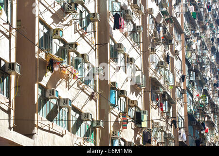 Dicht beieinanderliegende Ferienwohnungen Gebäude auf Chung Yeung Street, Hong Kong. Stockfoto