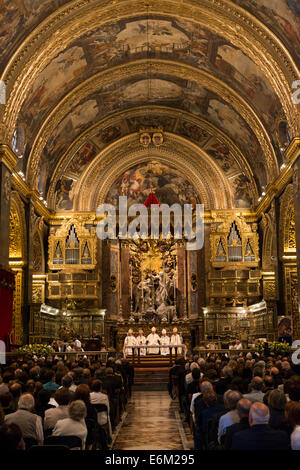 Mattia Preti Decke in St. Johns Co. Cathedral; Valletta; Malta; Dienst in der Kirche Stockfoto