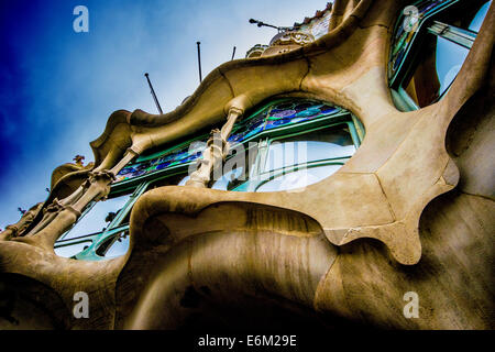 Blick von der Straße aus betrachten die Casa Batllo, eines der Meisterwerke von Gaudi in Barcelona, Spanien Stockfoto