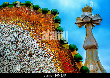 Auf dem Dach der Casa Batllo in Barcelona in Spanien Blick auf die bunten Fliesen und Kreuz Stockfoto