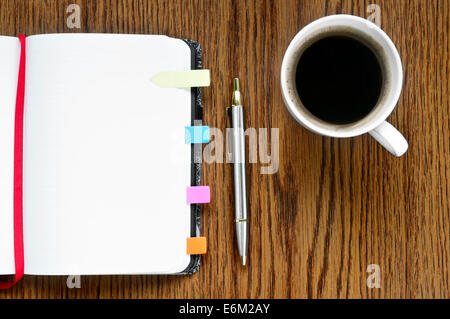 Offenen Notizblock auf Holztisch mit Textfreiraum Stockfoto