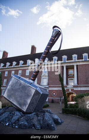 Ein riesiger Hammer des Thor hat auf dem Gelände des Davenport House, London, zeitgleich mit der DVD-Veröffentlichung von Thor 2 erschienen: die finsteren Welt am 25. Februar 2014 Featuring: Atmosphäre wo: London, Vereinigtes Königreich bei: 21. Februar 2014 Stockfoto