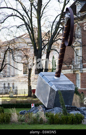 Ein riesiger Hammer des Thor hat auf dem Gelände des Davenport House, London, zeitgleich mit der DVD-Veröffentlichung von Thor 2 erschienen: die finsteren Welt am 25. Februar 2014 Featuring: Atmosphäre wo: London, Vereinigtes Königreich bei: 21. Februar 2014 Stockfoto
