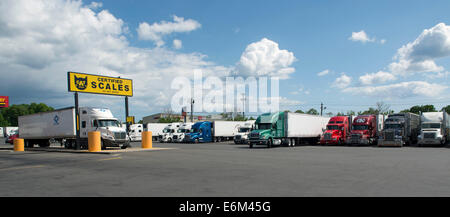 LKW-Waagen an Pilot Travel Centers Truck Stop, Milford, CT. Stockfoto