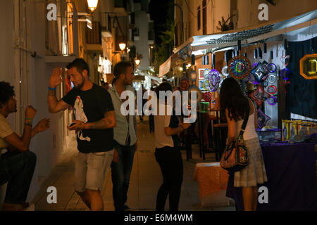 Einkaufen in den Gassen der Altstadt von Ibiza - Ibiza Stockfoto