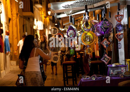 Einkaufen in den Gassen der Altstadt von Ibiza - Ibiza Stockfoto