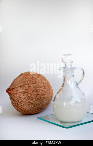 Semi solid Kokosöl in Glaskaraffe. Stockfoto