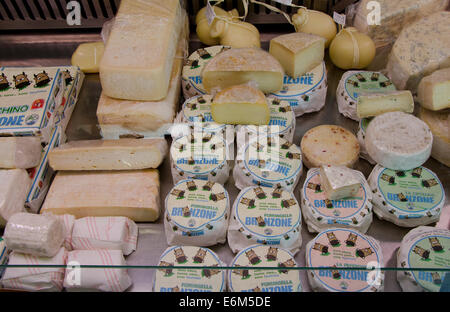 Italienische Käseprodukte im Fachgeschäft ausgestellt. Lombardei, Bergamo. Italien Stockfoto