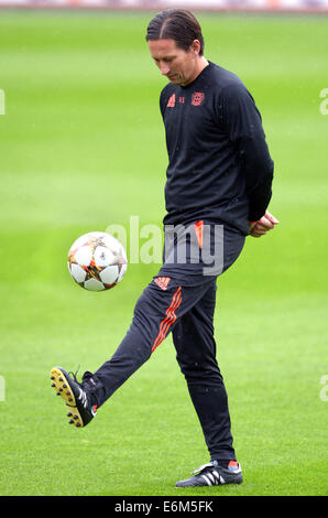 Leverkusen, Deutschland. 26. August 2014. Leverkusens Trainer Roger Schmidt während einer Trainingseinheit in Leverkusen, Deutschland 26. August 2014. Leverkusen spielen FC Kopenhagen im Rückspiel des Champions-League-Qualifikationsspiel am 27. August 2014. Leverkusen gewann das Hinspiel gegen Dänemark 3-2. Foto: FEDERICO GAMBARINI/Dpa/Alamy Live News Stockfoto