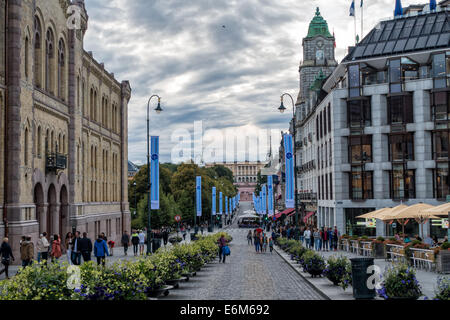 Oslos wichtigsten Straße Karl Johans Gate mit dem königlichen Palast im Hintergrund, Norwegen Stockfoto