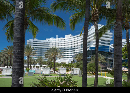 PALM TREES FONTAINEBLEAU HOTEL ( DÉMORRIS LAPIDUS 1954) MIAMI BEACH FLORIDA USA Stockfoto