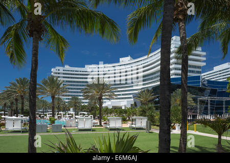 PALM TREES FONTAINEBLEAU HOTEL ( DÉMORRIS LAPIDUS 1954) MIAMI BEACH FLORIDA USA Stockfoto