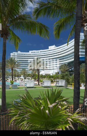 PALM TREES FONTAINEBLEAU HOTEL ( DÉMORRIS LAPIDUS 1954) MIAMI BEACH FLORIDA USA Stockfoto