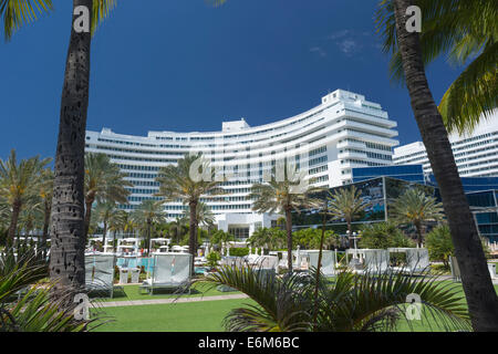 LIEGESTÜHLE AM POOL FONTAINEBLEAU HOTEL („MORRIS LAPIDUS 1954") MIAMI BEACH FLORIDA USA Stockfoto