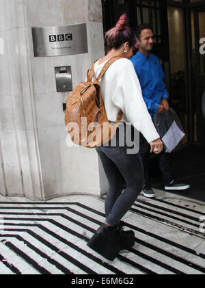 London, UK, 26. August 2014. Lily Allen zu sehen Ankunft in den BBC Radio 2 Studios in London, UK Stockfoto