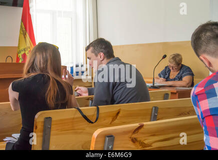 Kiew, Ukraine. 26. August 2014. Igor Lutsenko im Gerichtssaal--die erste Anhörung im Fall der Entführung in der Nacht vom 20 Januar verschoben Aktivisten Evromaydan Igor Luzenko und der späten Yuri Verbitsky im Zusammenhang mit der Entführung eines Angeklagten. Gestohlene Aktivisten wurden gefoltert. Bildnachweis: Igor Golovnov/Alamy Live-Nachrichten Stockfoto