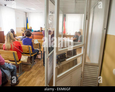 Kiew, Ukraine. 26. August 2014. Öffnen Sie die Tür zum Dock--die erste Anhörung im Fall der Entführung in der Nacht vom 20 Januar, Aktivisten Evromaydan Igor Lutsenko und der späten Yuri Verbitsky verschoben im Zusammenhang mit der Entführung eines Angeklagten. Gestohlene Aktivisten wurden gefoltert. Bildnachweis: Igor Golovnov/Alamy Live-Nachrichten Stockfoto