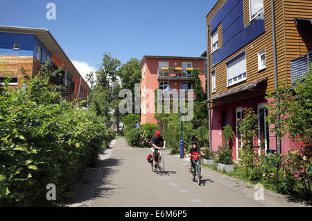 Radfahrer in nachhaltige weitgehend autofreien Stadtteil Vauban, Freiburg Im Breisgau, Deutschland.