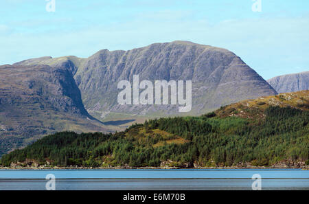 Bealach Na Ba Straße nach Applecross Wester Ross Schottisches Hochland - schräg über die sonnenbeschienenen Gesicht der Sgurr ein Chaorachain Stockfoto