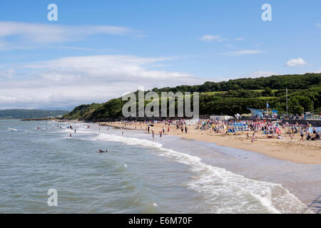 Baden im Meer am belebten Sandstrand bei Flut im Sommer nachmittags Pers. Benllech, Isle of Anglesey, Wales, UK, Großbritannien Stockfoto