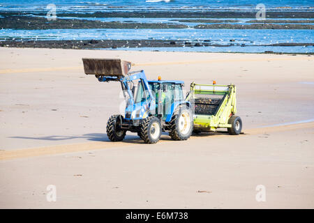 Badestrand Meer in Redcar gereinigt von den örtlichen Behörden über eine mechanische Traktor gezogen Maschine Arber Surf Rake Stockfoto